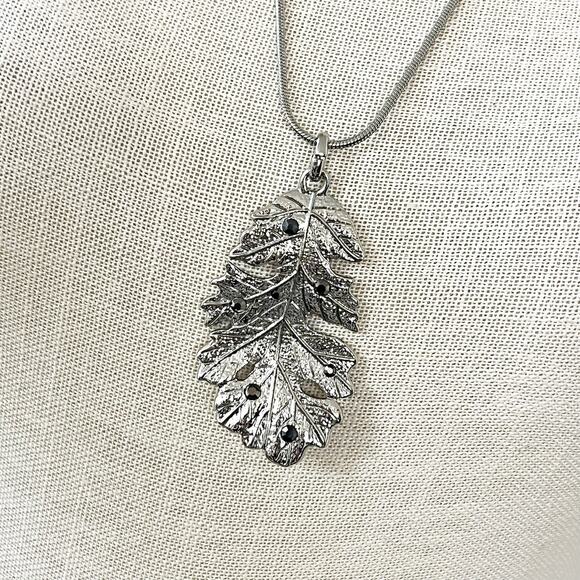 NEW Chico's Silver Leaf Adjustable Pendant Necklace - Picture 7 of 8